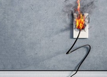 Легкое потепление розетки или выключателя при работе мощного прибора иногда считается нормой, но если электропроводка...